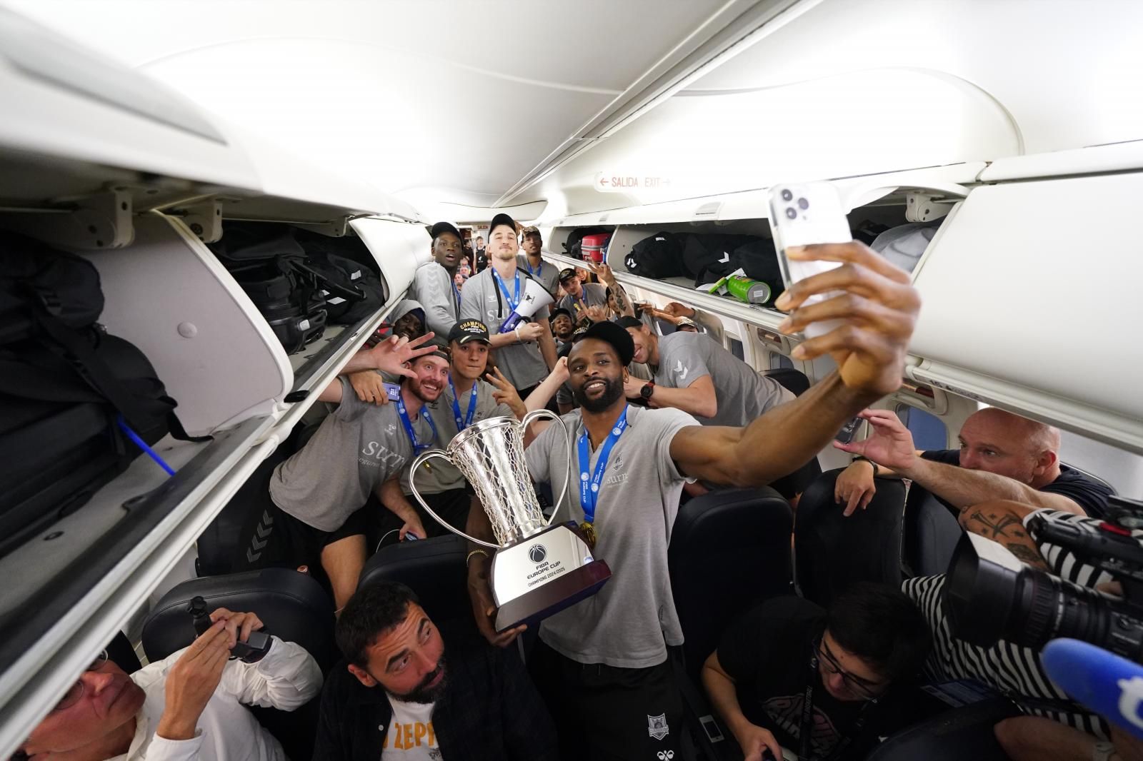Así ha sido el vuelo de vuelta de los campeones: champán y discoteca volante