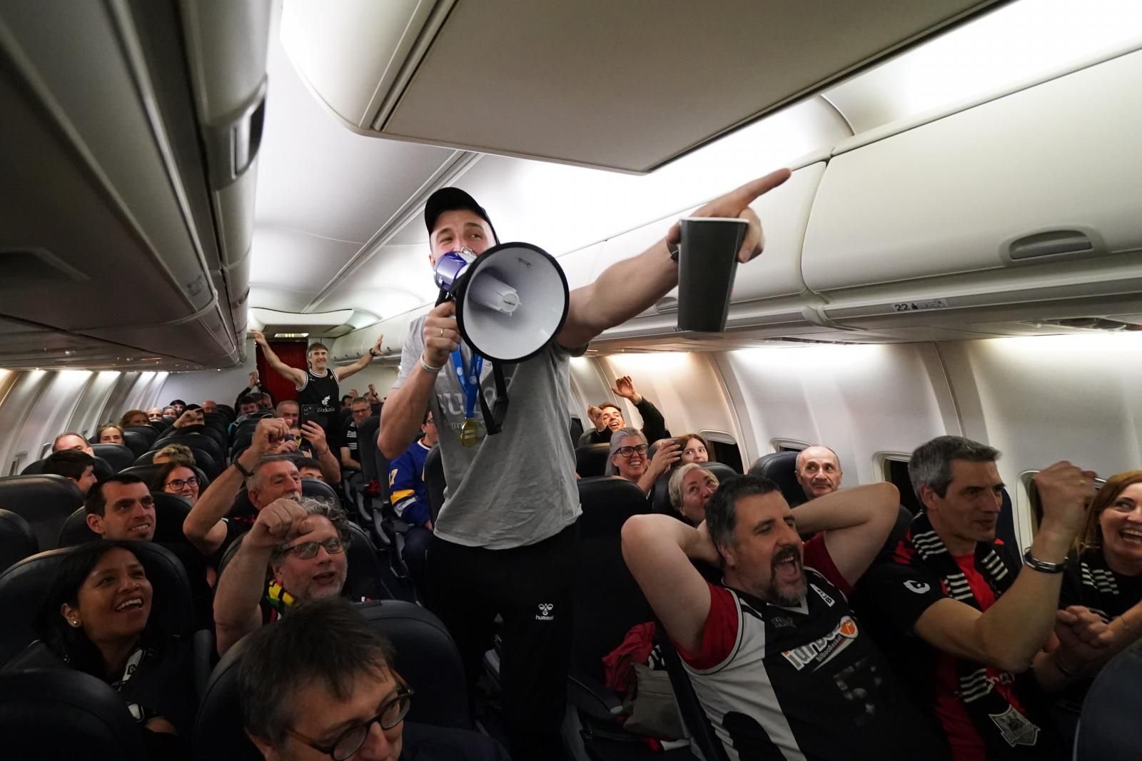 Así ha sido el vuelo de vuelta de los campeones: champán y discoteca volante