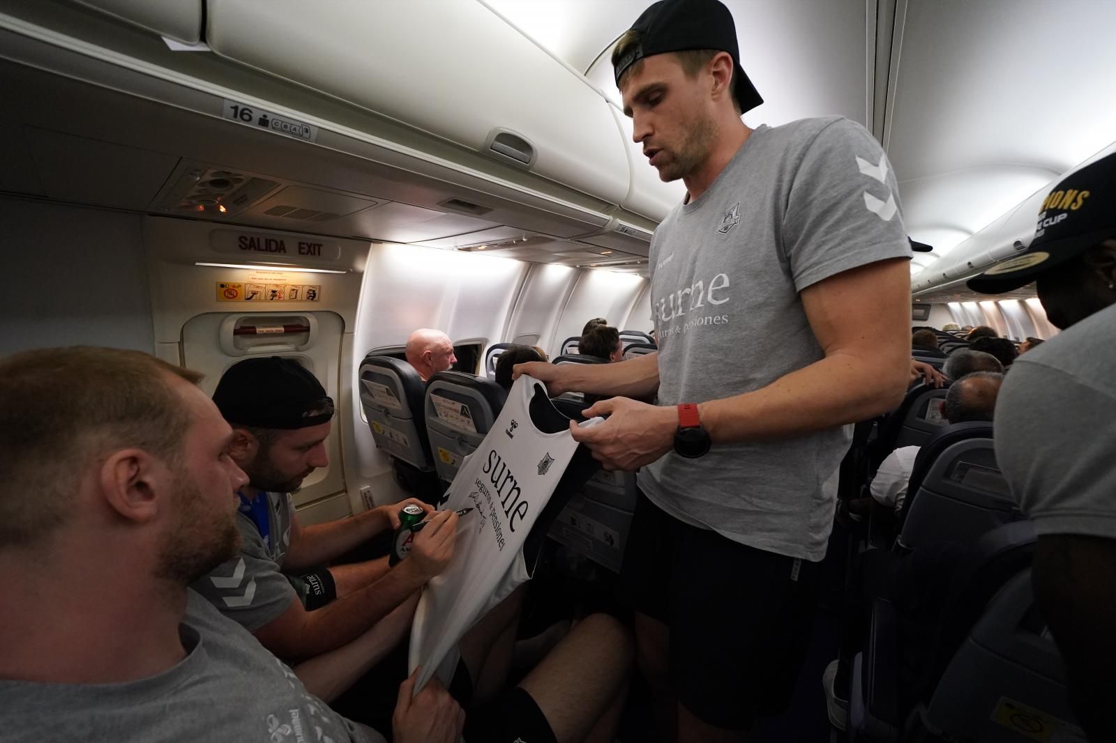 Así ha sido el vuelo de vuelta de los campeones: champán y discoteca volante