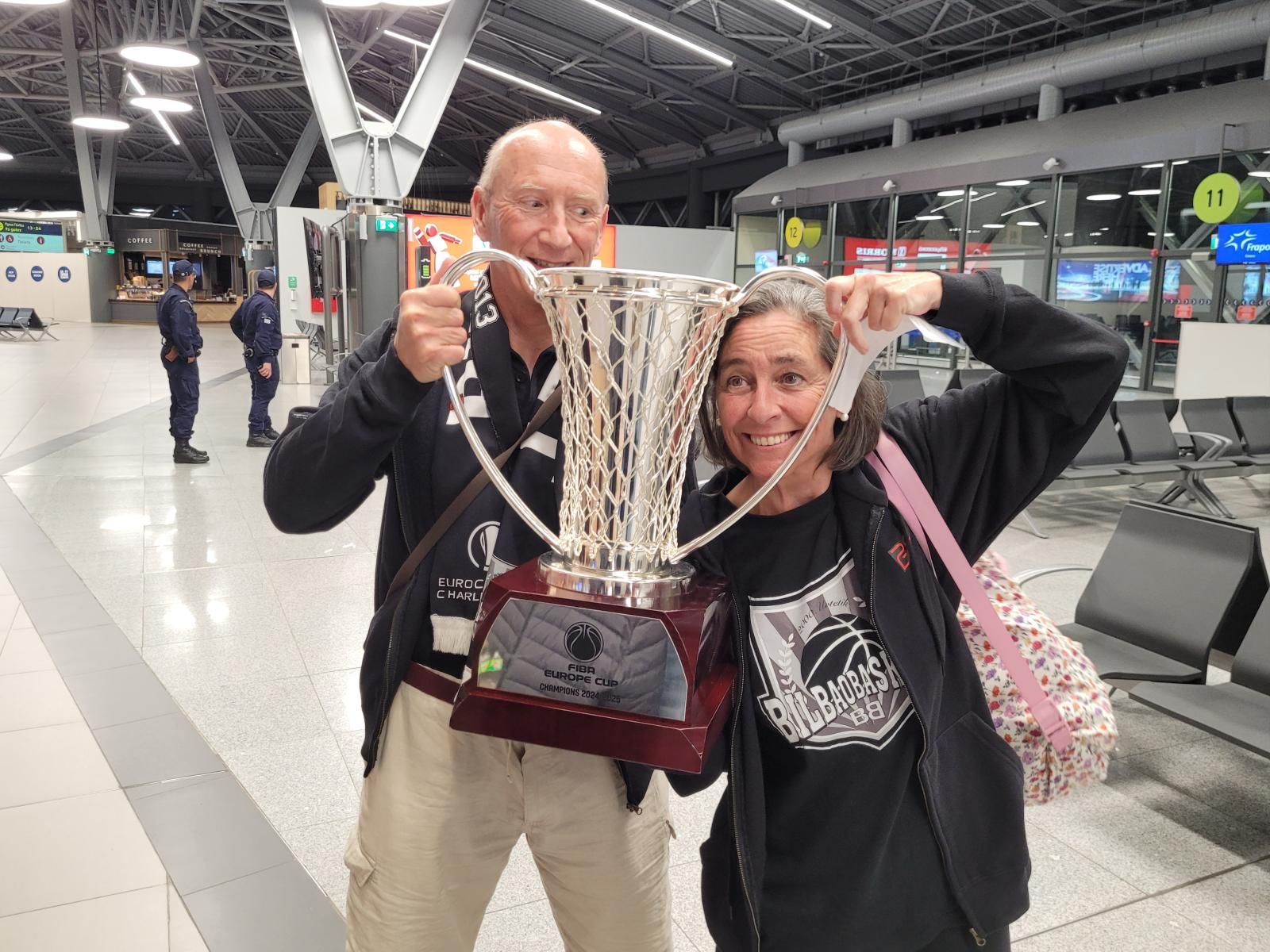 Así ha sido el vuelo de vuelta de los campeones: champán y discoteca volante