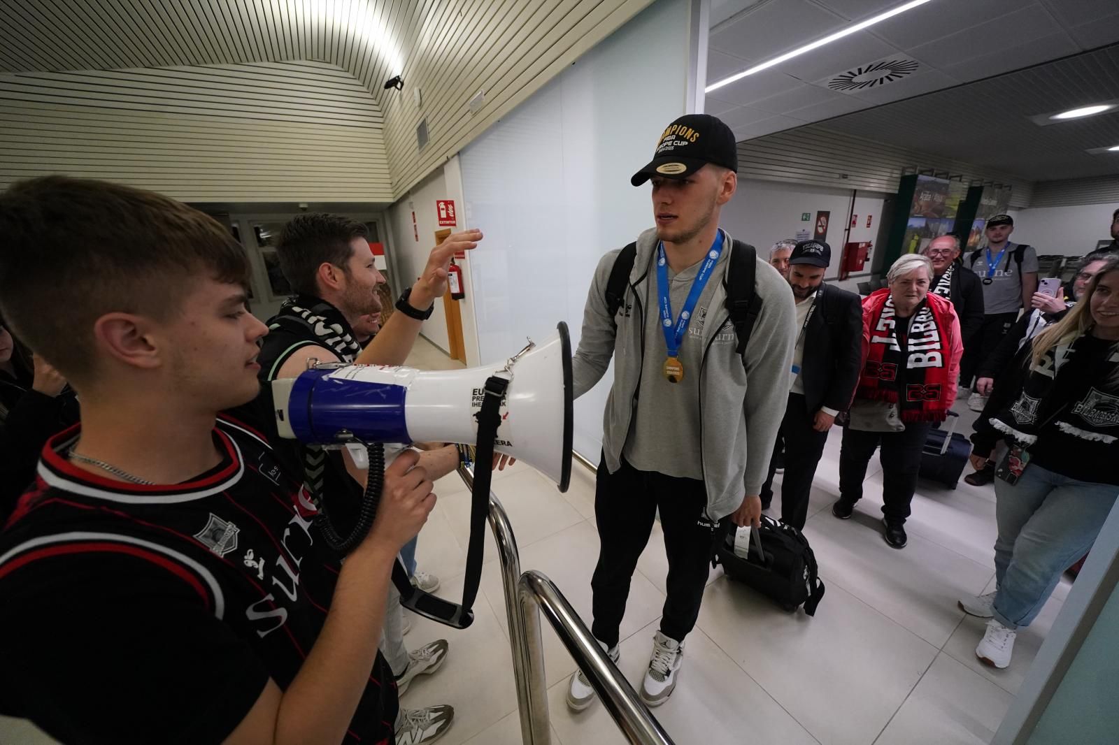 Así ha sido el vuelo de vuelta de los campeones: champán y discoteca volante