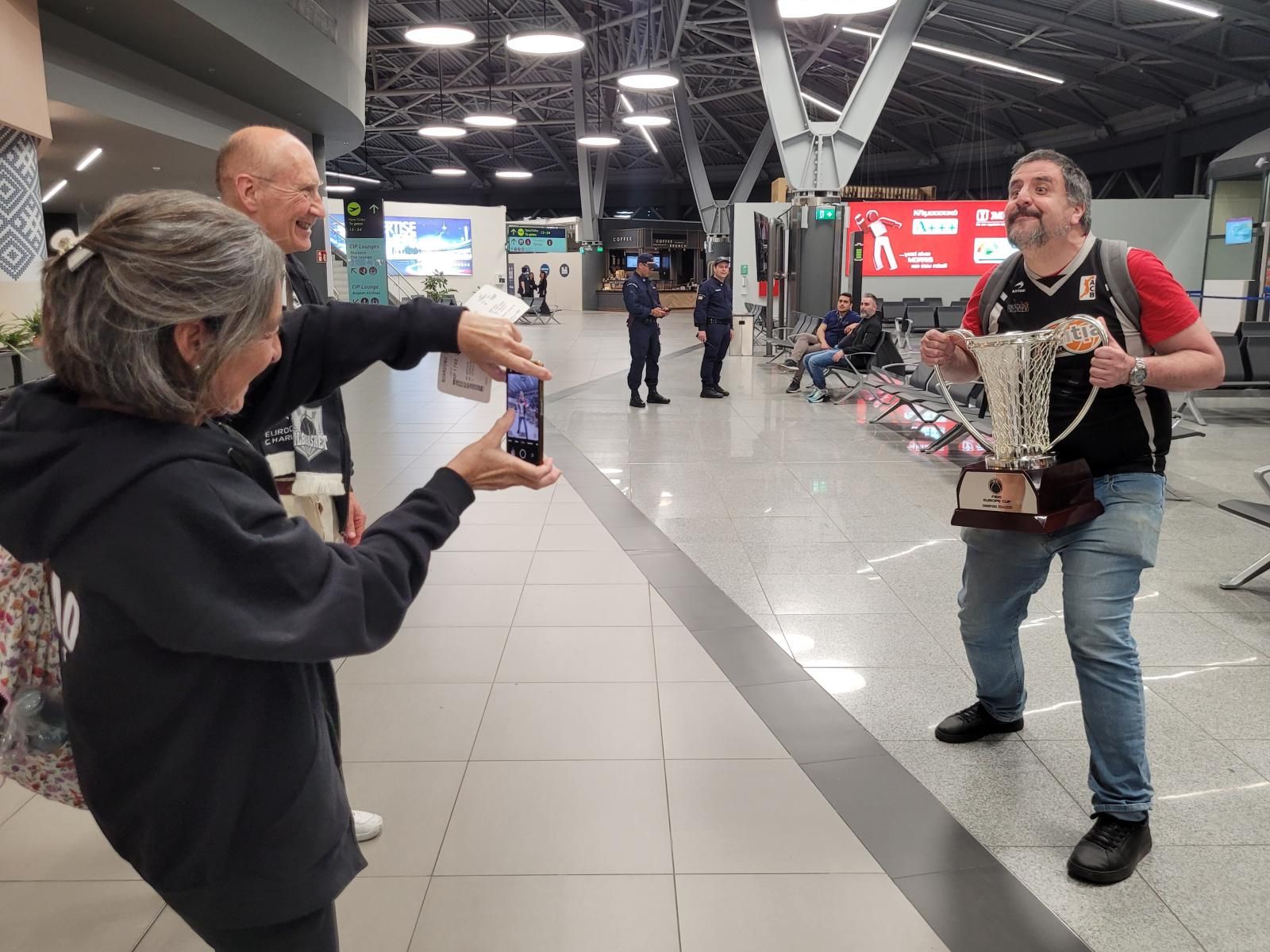 Así ha sido el vuelo de vuelta de los campeones: champán y discoteca volante