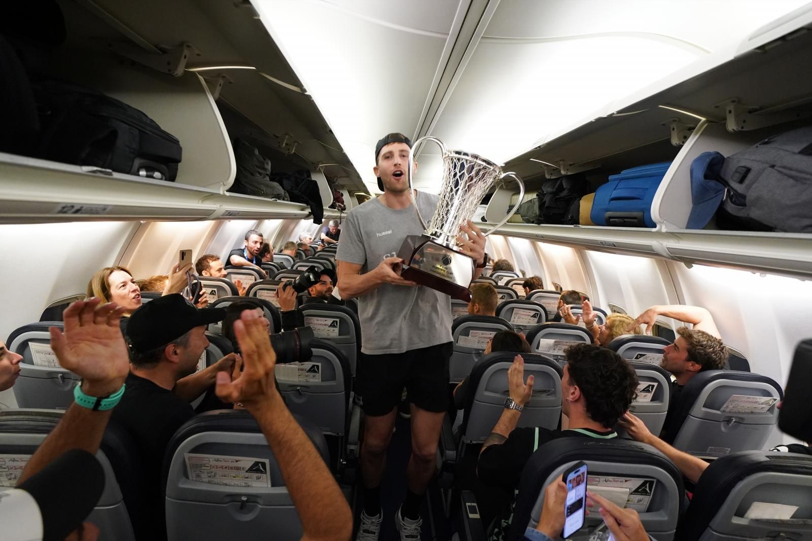 Así ha sido el vuelo de vuelta de los campeones: champán y discoteca volante
