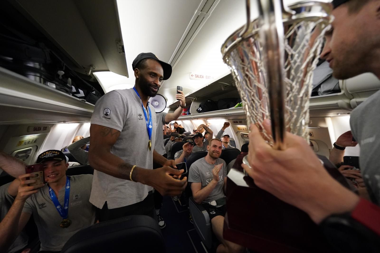 Así ha sido el vuelo de vuelta de los campeones: champán y discoteca volante
