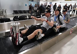 Así ha sido el vuelo de vuelta de los campeones: champán y discoteca volante