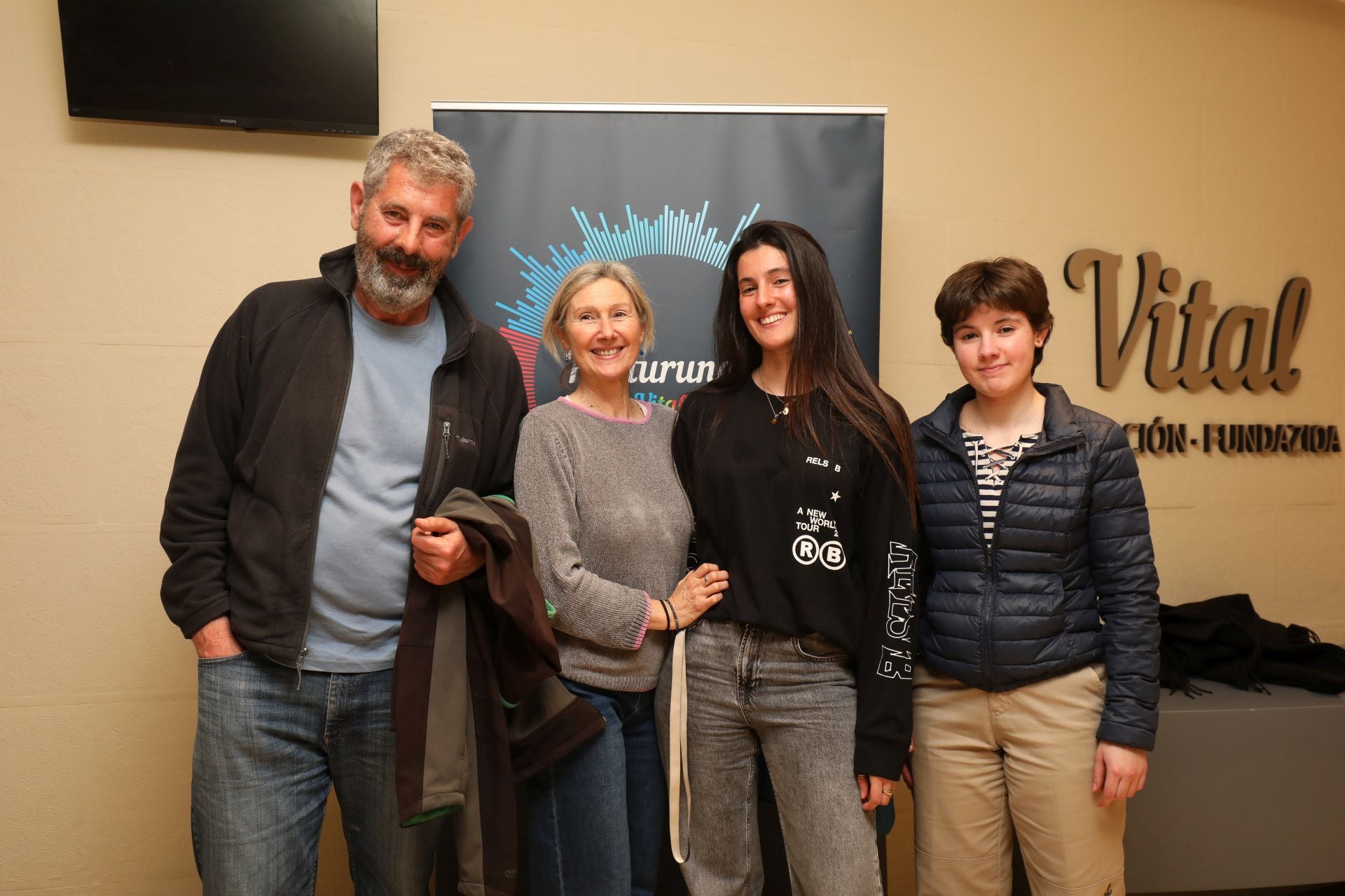 Javier Martínez y Reyes S-Guardamino, con sus hijas, Esther y Gabriela Martínez.