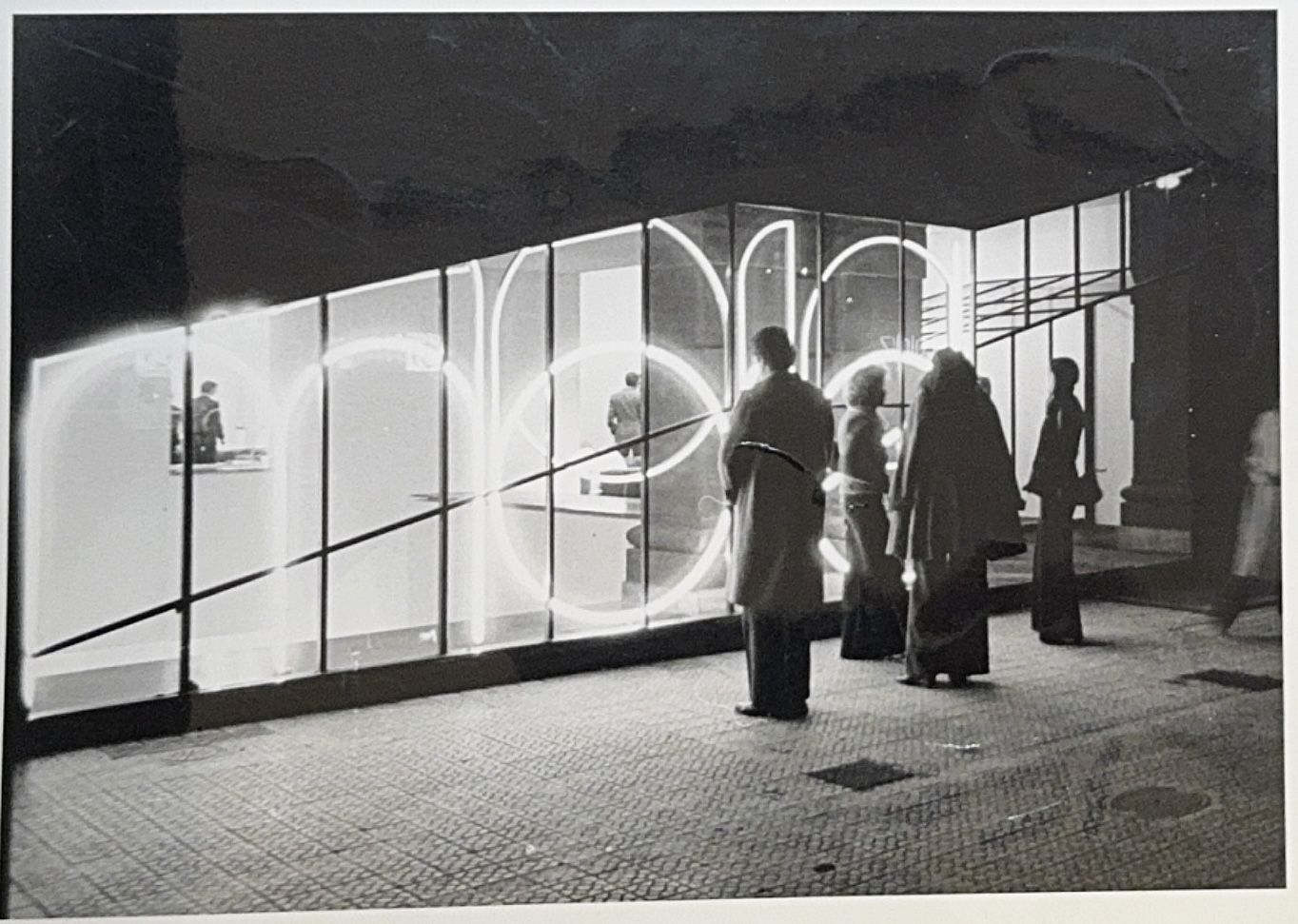 El neón de Mosel, creado por el arquitecto Pierluiggi Cerri, se encendió por primera vez la noche de la inauguración, el 10 de abril de 1975. 