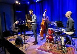 Jeb Patton (piano), Santi de la Rubia (saxo), Ignasi González (contrabajo) y Roger Gutiérrez (batería) comenzando 'Darn that dream'.