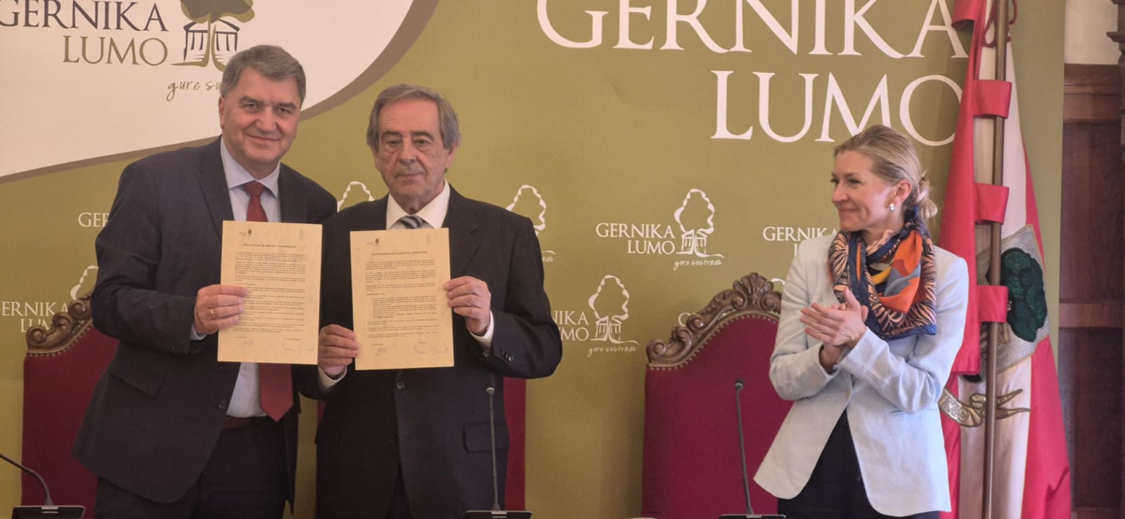 Gernika y Auschwitz se alían por la paz y el valor del respeto