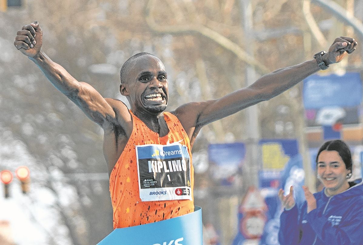 Kiplimo celebra su récord del mundo de medio maratón en Barcelona.