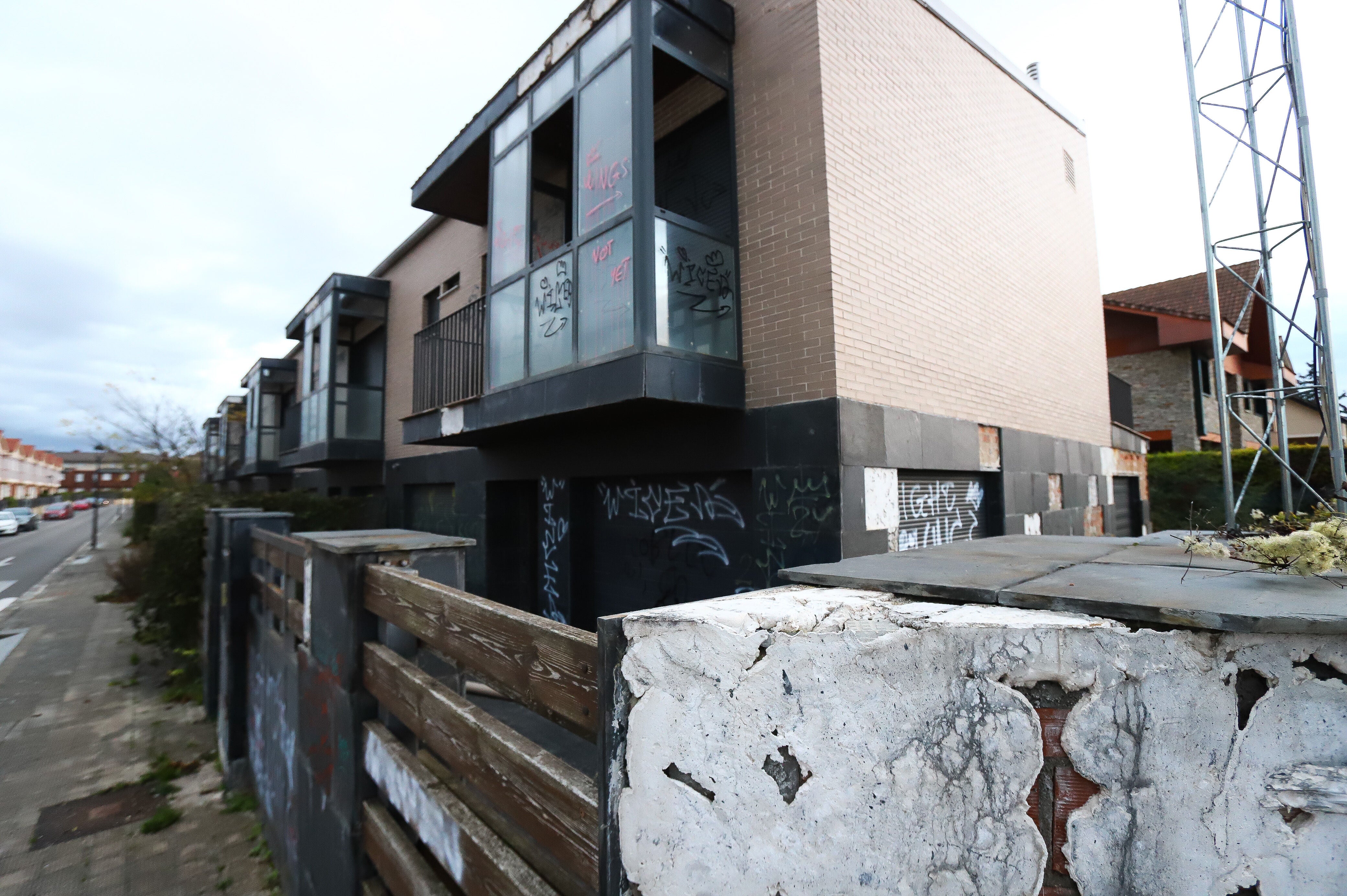 La Sareb se compromete a cerrar y tabicar las viviendas abandonadas en el barrio de El Crucero en Miranda