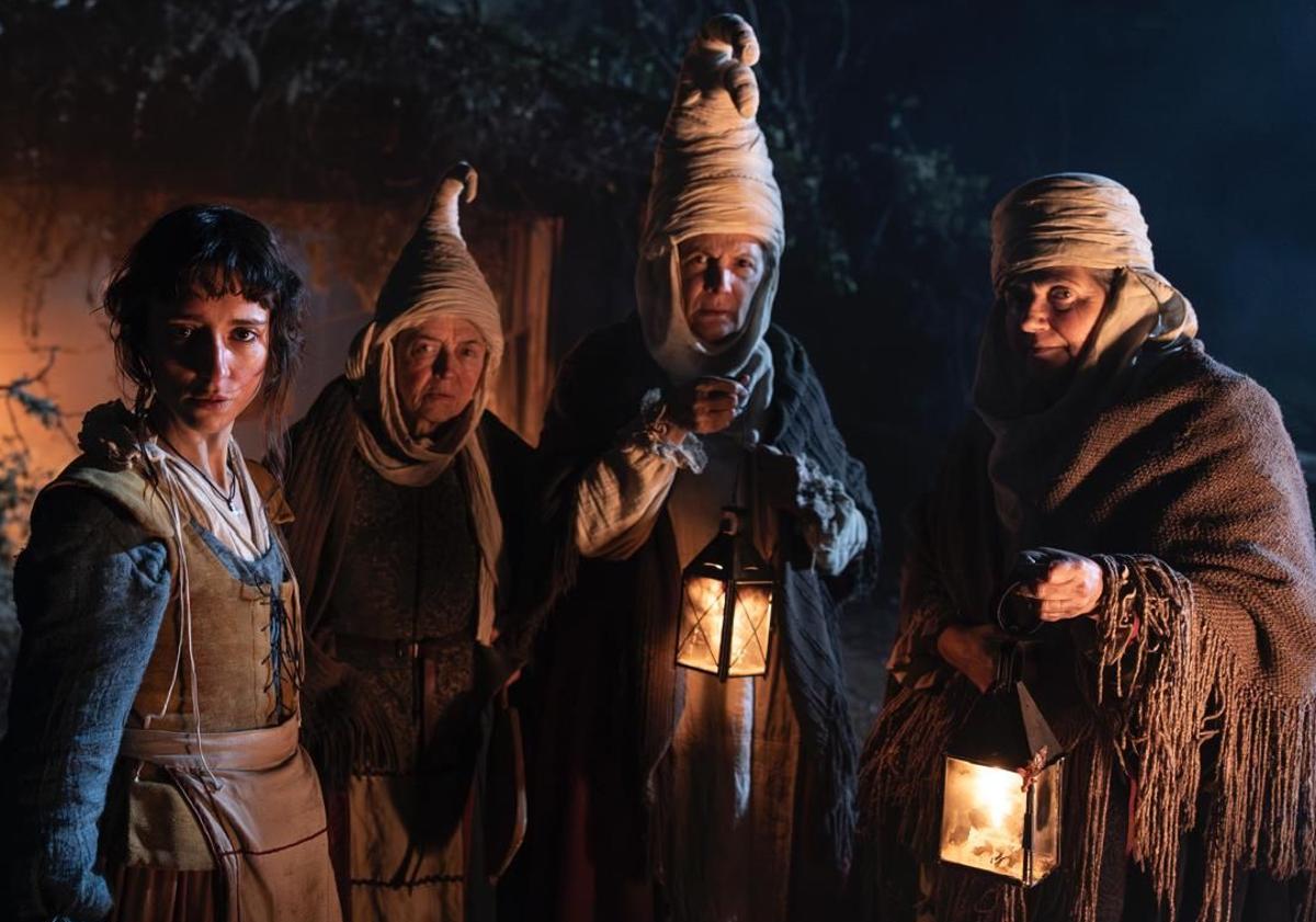 Imagen principal - Yune Nogueiras en 'Gaua', la bailarina y coreógrafa Nagore Tamayo y el actor Arnatz Puertas.
