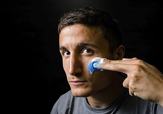 Tenaglia se pinta la cara de albiazul tras el valioso gol que marcó el miércoles ante la Real Sociedad.