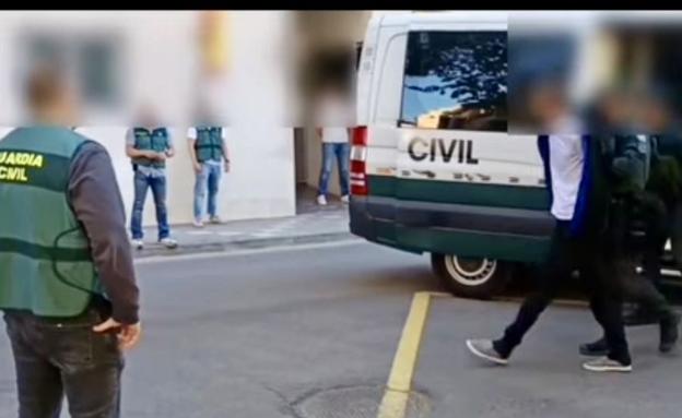 Entrega ayer de El Mourabit a la Guardia Civil.