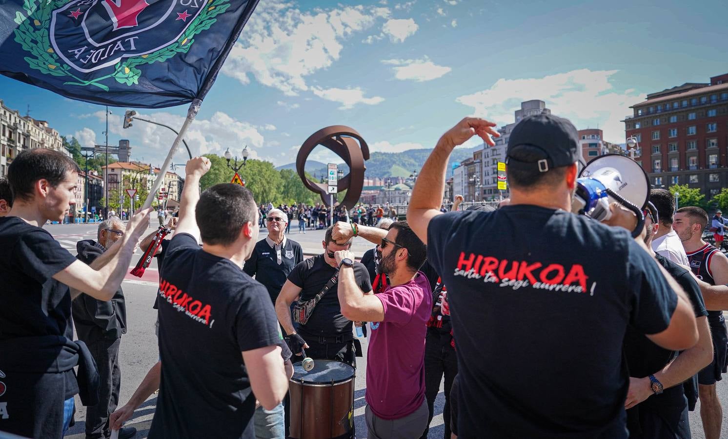 Las imágenes del recibimiento a los jugadores del Bilbao Basket