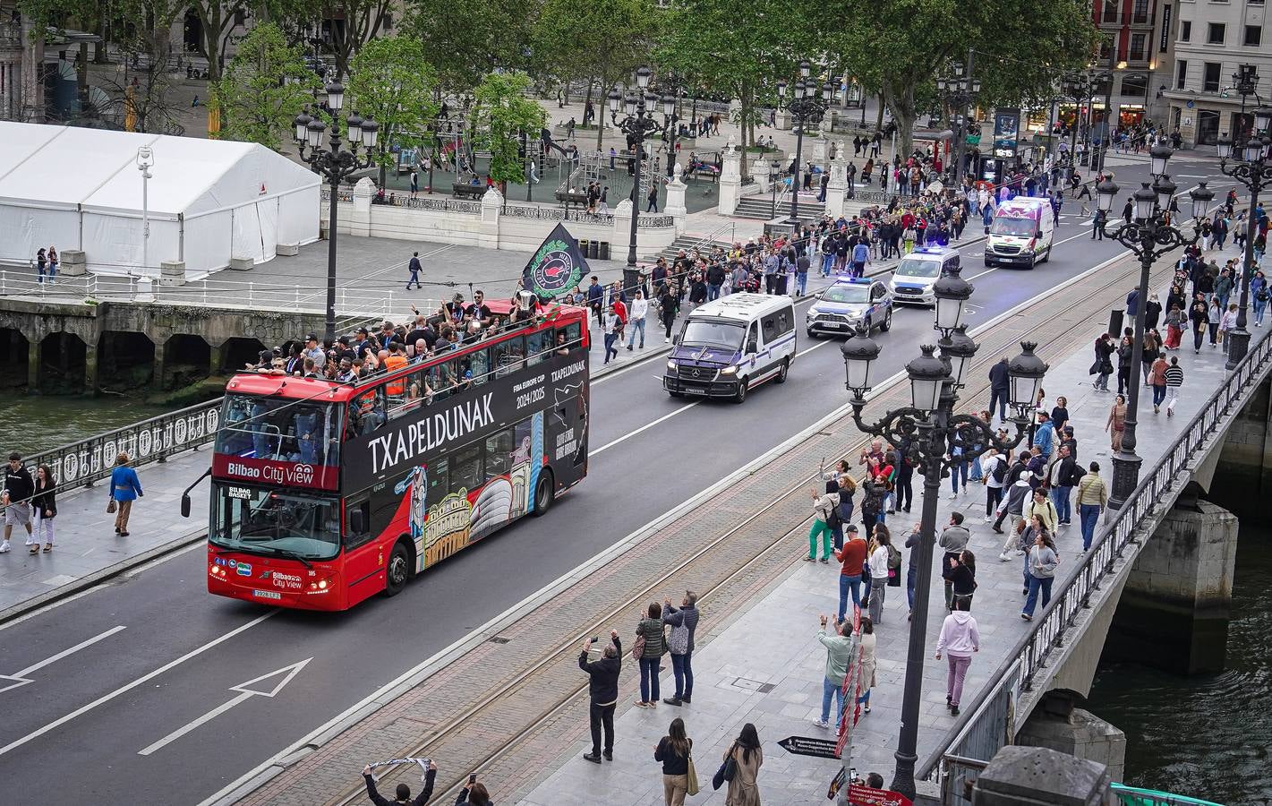 Las imágenes del recibimiento a los jugadores del Bilbao Basket