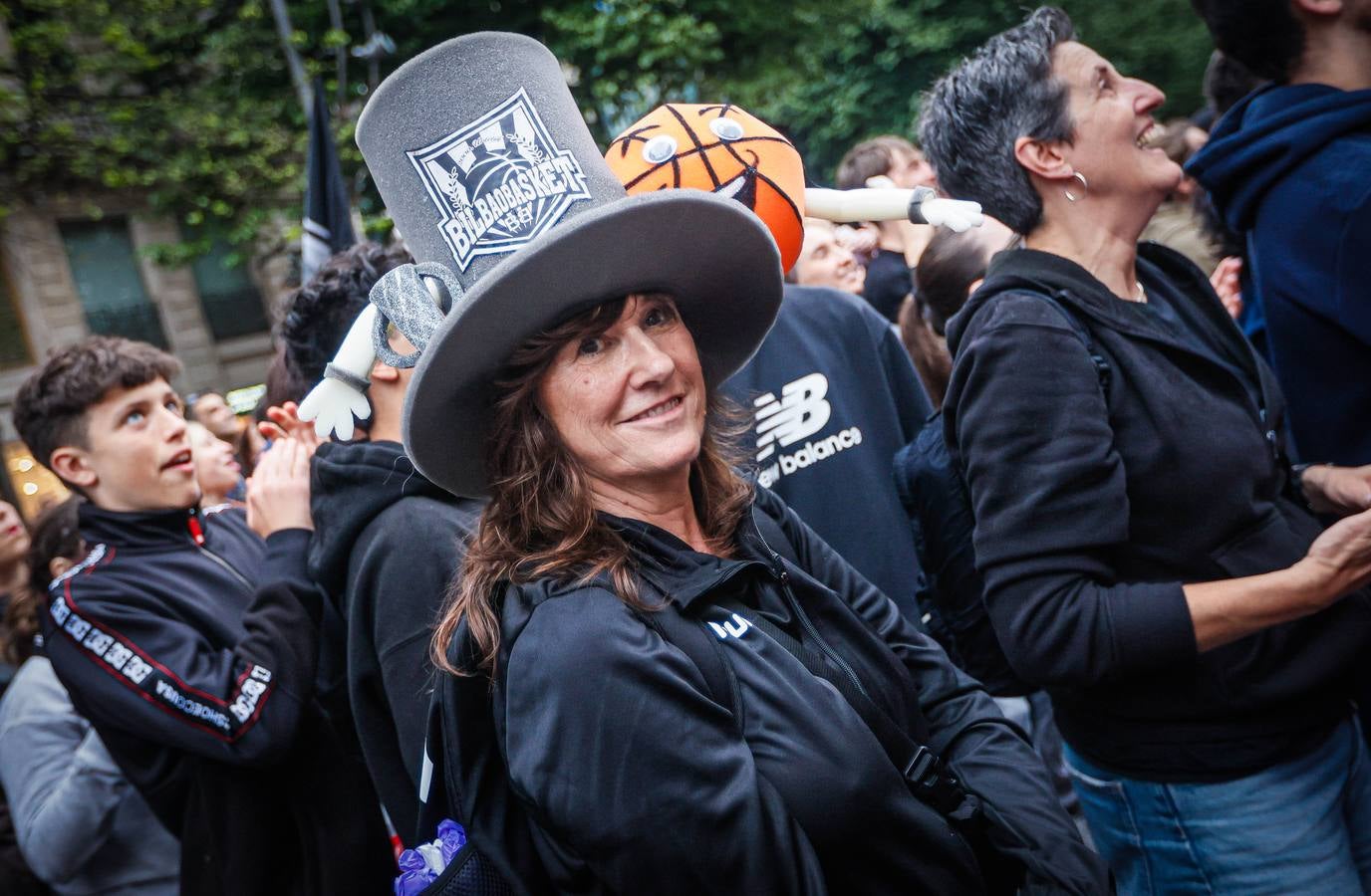 Las imágenes del recibimiento a los jugadores del Bilbao Basket