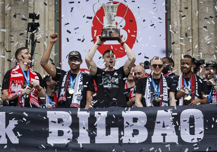 Bilbao se rinde a los campeones en una tarde inolvidable