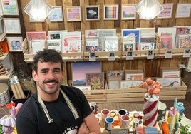 El dibujante '72 kilos' lanza 30 láminas con sus viñetas favoritas y las presenta en esta tienda de Bilbao
