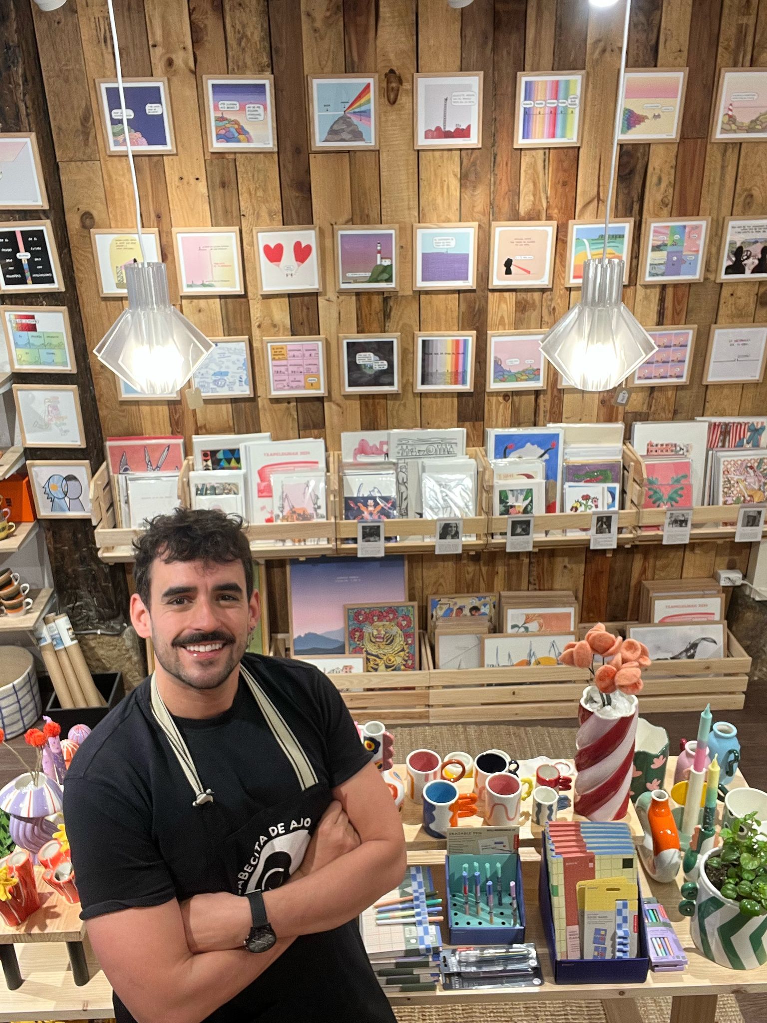 El dibujante &#039;72 kilos&#039; lanza 30 láminas con sus viñetas favoritas y las presenta en esta tienda de Bilbao