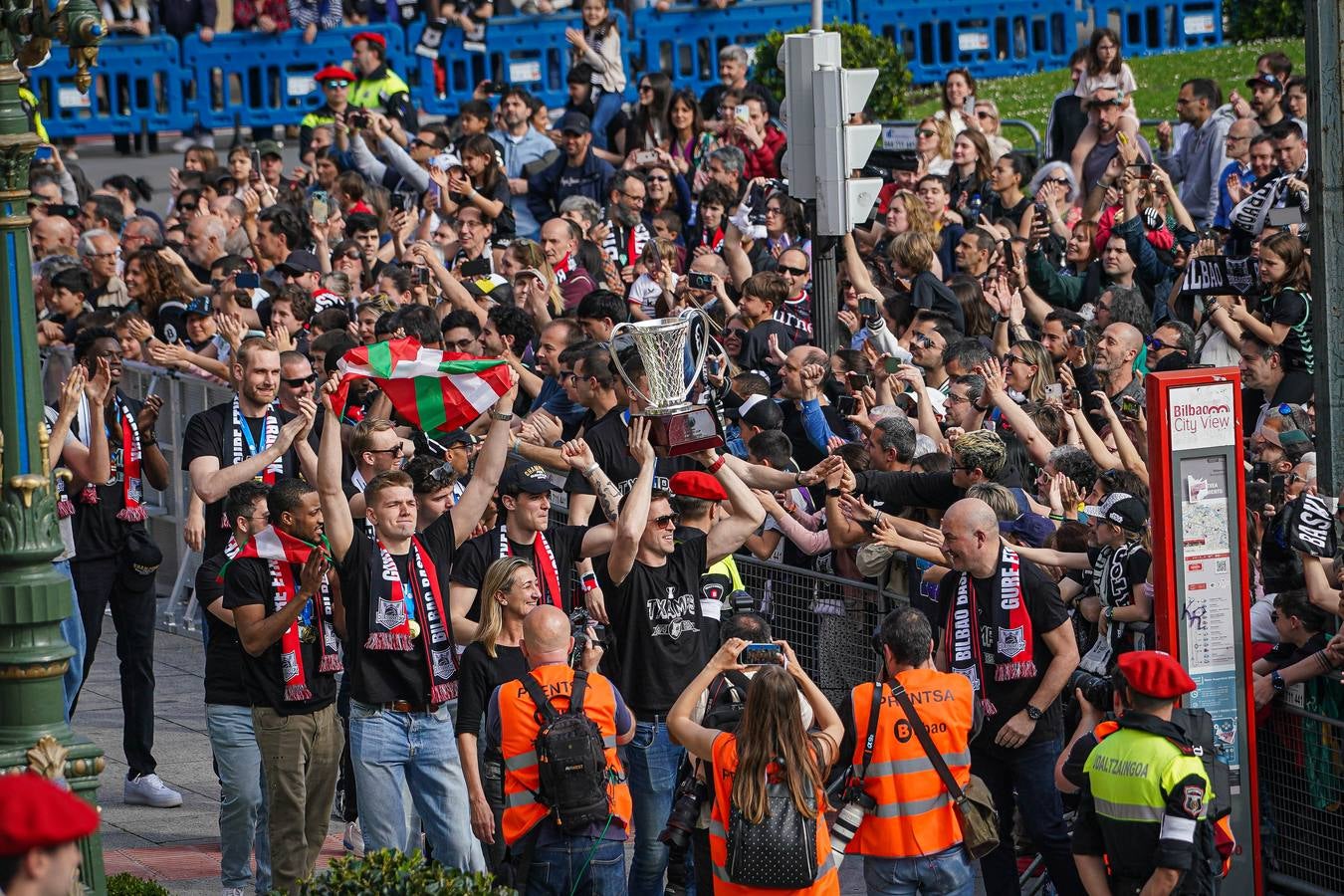 Las imágenes del recibimiento a los jugadores del Bilbao Basket