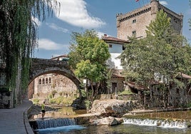 La torre del Infantado mira a los ríos Deva y Quiviesa.