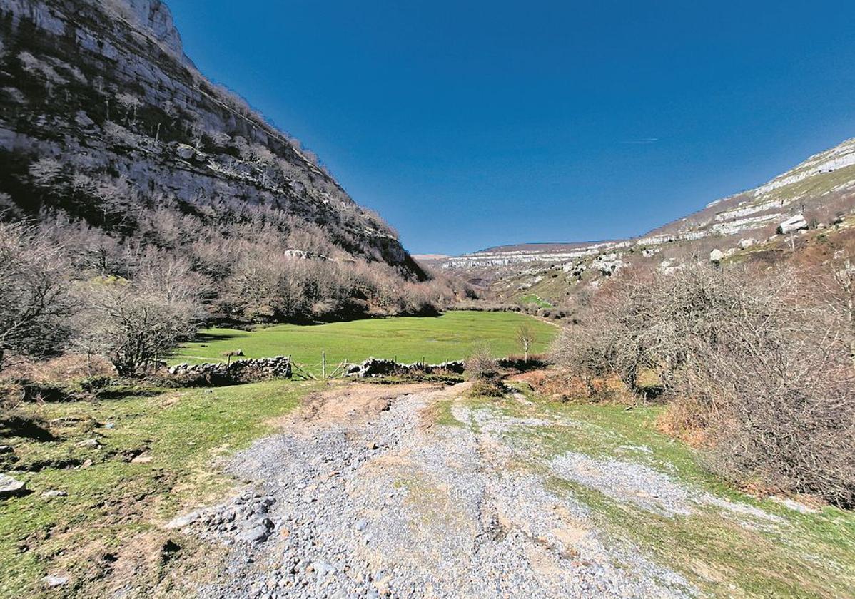 Una caminata entre moles de roca