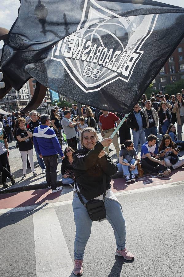 Las imágenes del recibimiento a los jugadores del Bilbao Basket