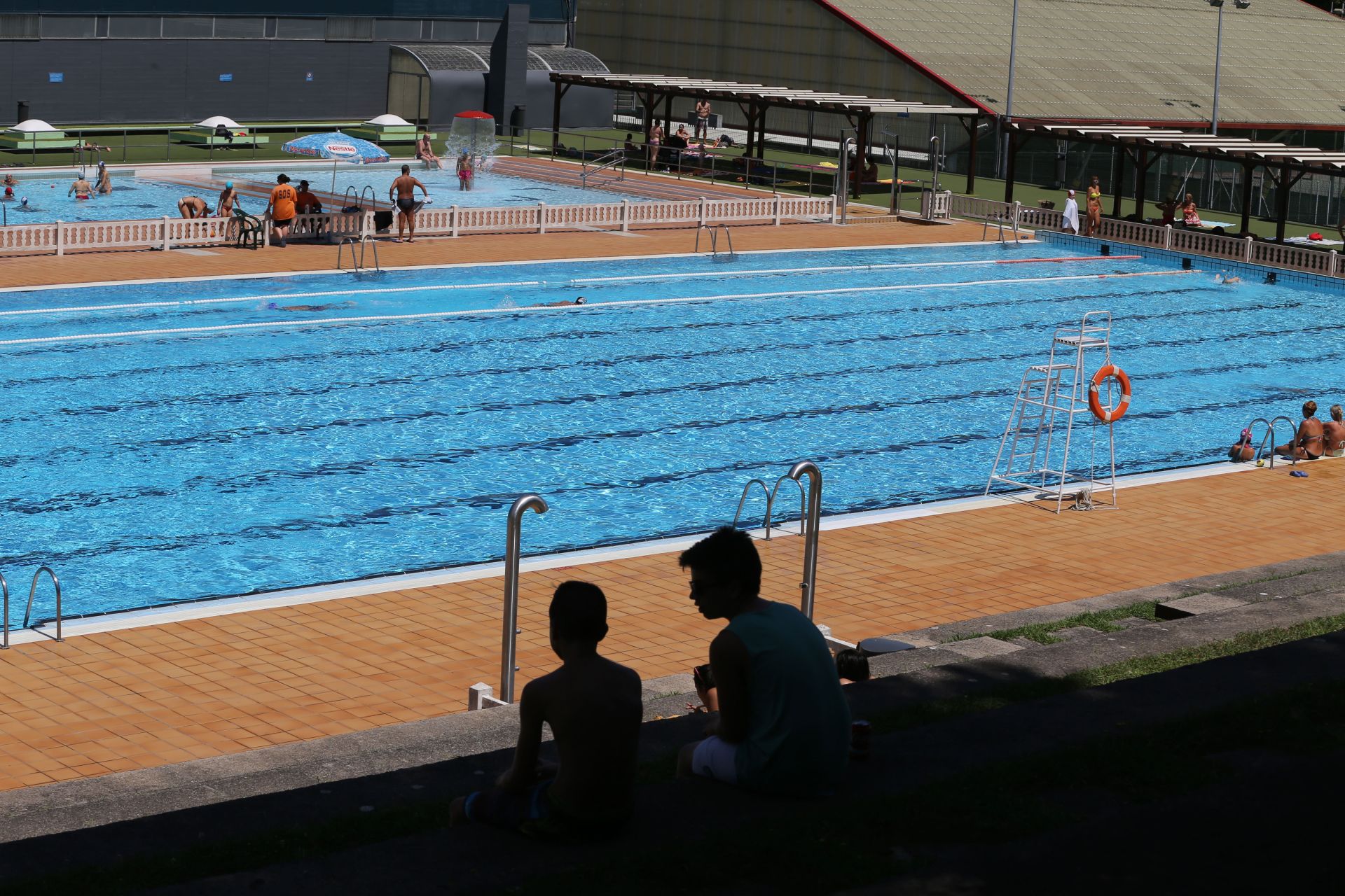 Herido un trabajador en Barakaldo al caer con maquinaria a una piscina vacía del polideportivo de Gorostiza