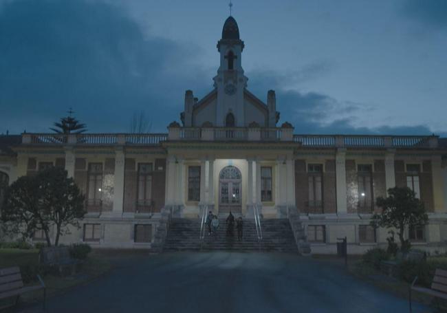 En los exteriores del conservatorio fueron grabadas varias escenas nocturnas.