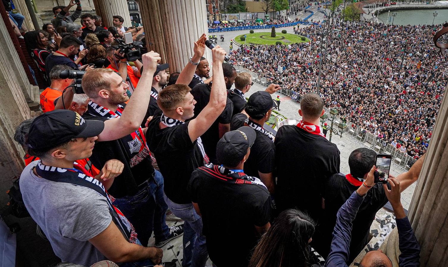 Las imágenes del recibimiento a los jugadores del Bilbao Basket