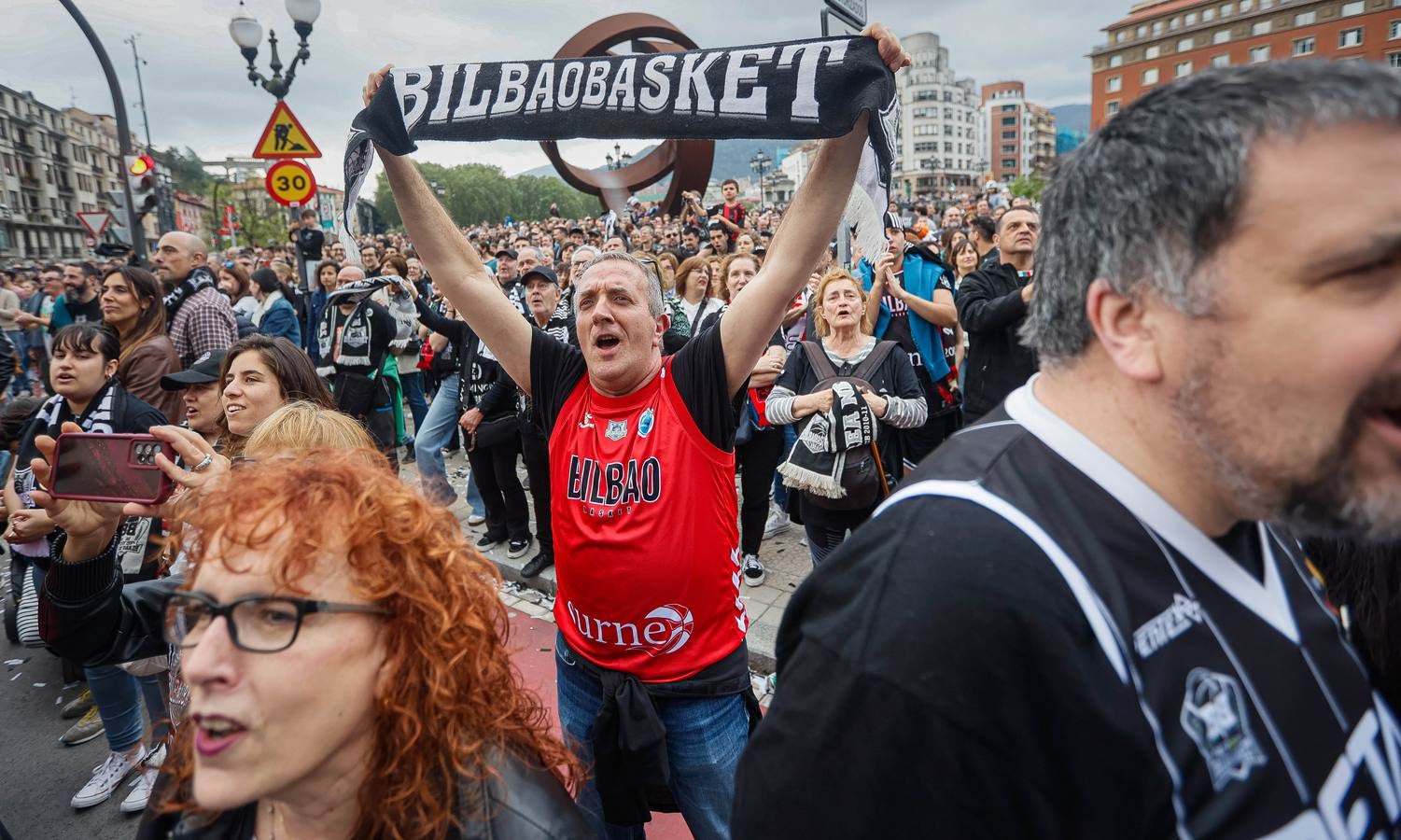 Las imágenes del recibimiento a los jugadores del Bilbao Basket