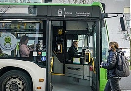 Un autobús de Tuvisa aguarda la llegada de una pasajera