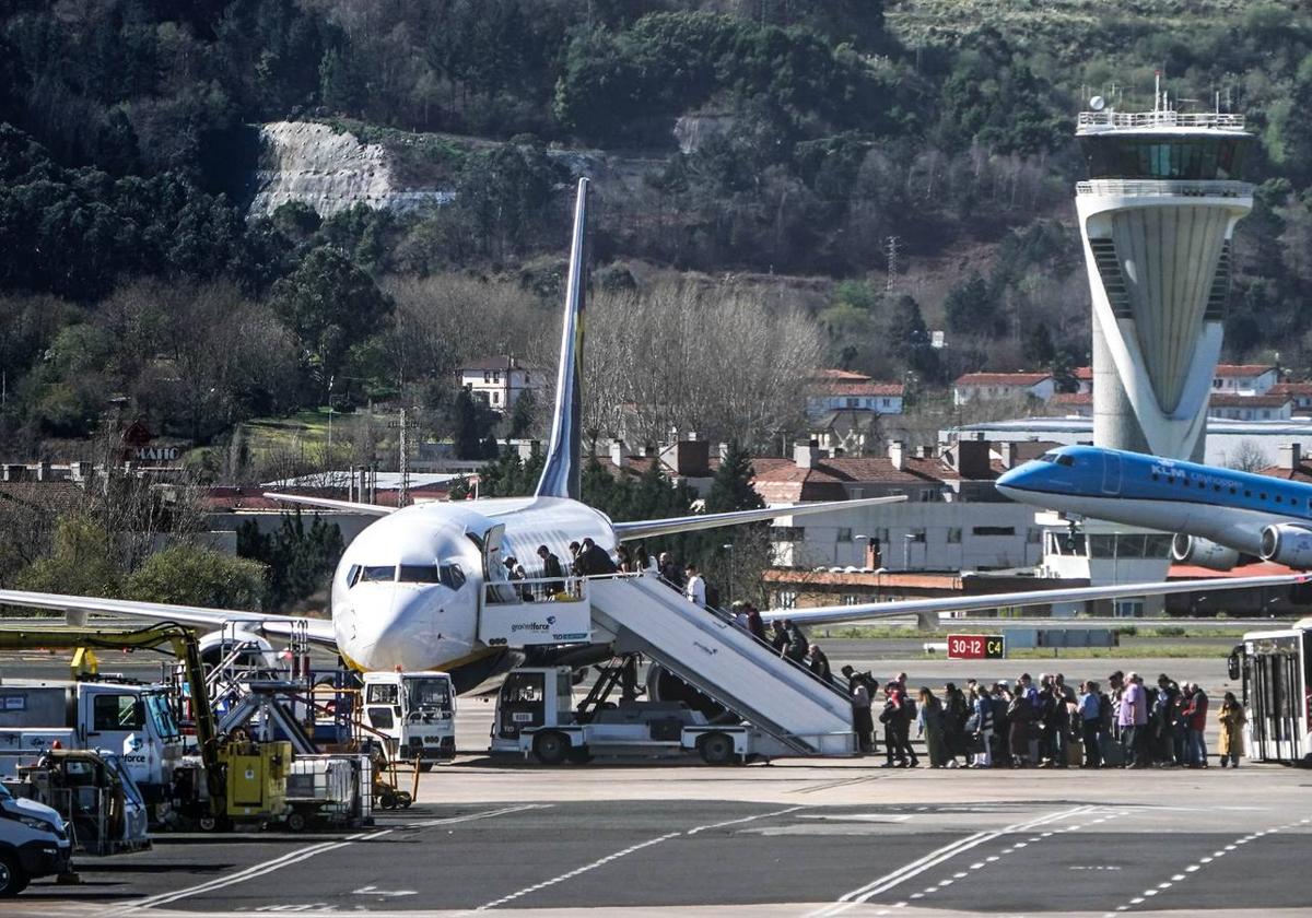 El PNV propone una fórmula mixta para gestionar los aeropuertos vascos