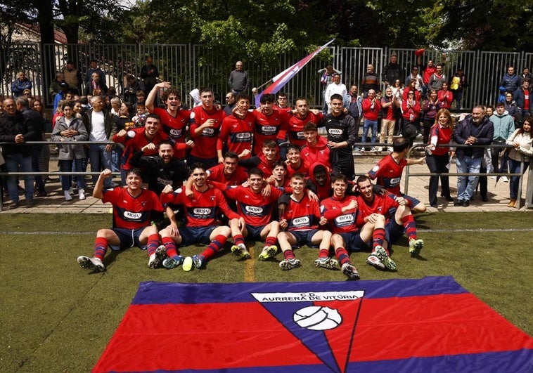 Los jugadores del Aurrera celebran el ascenso a Tercera en Zaramaga.