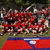 Los jugadores del Aurrera celebran el ascenso a Tercera en Zaramaga.