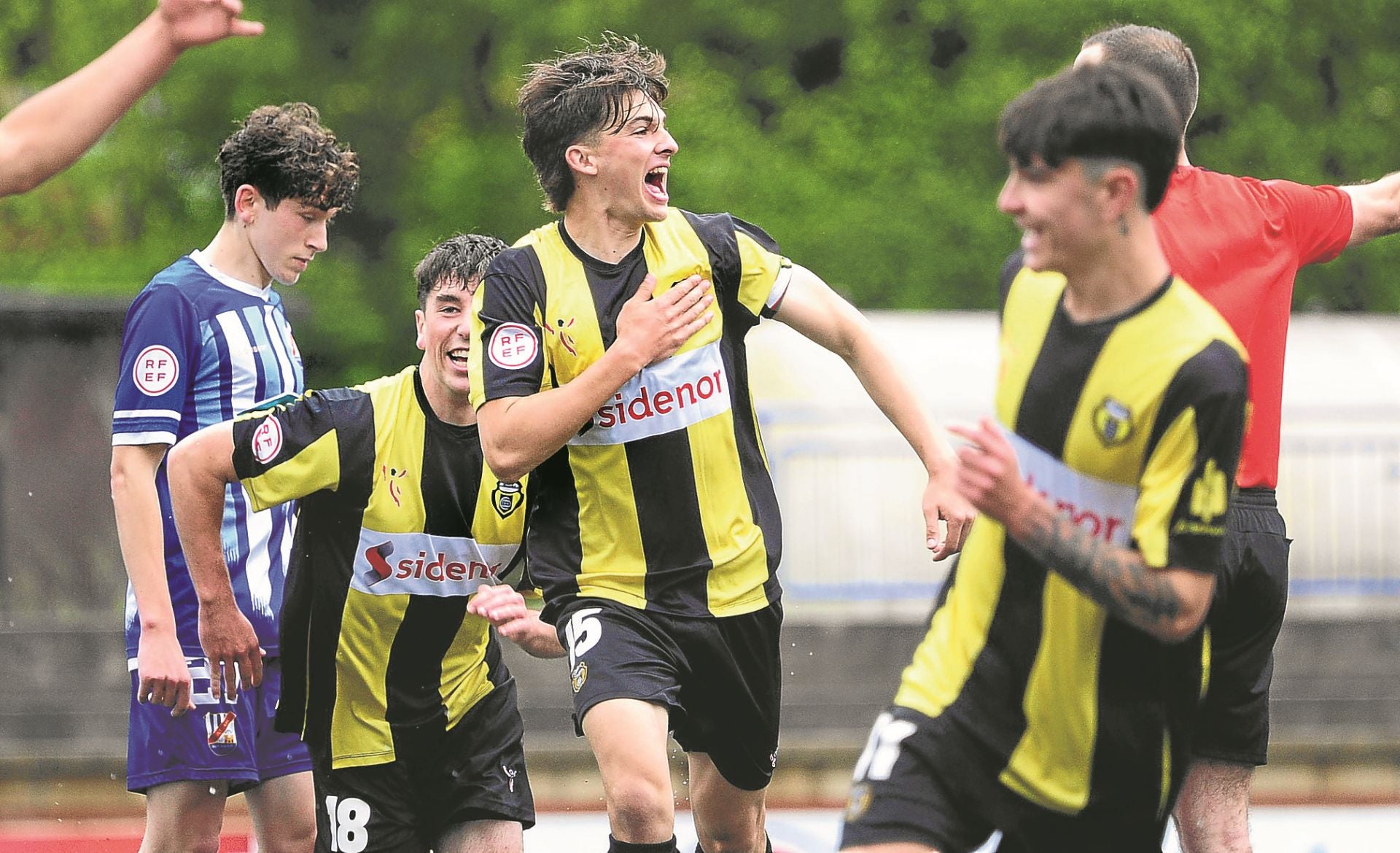 Alegría entre los jugadores del Basconia tras marcar en Durango