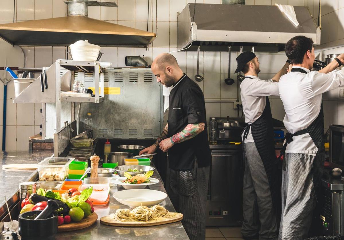La falta de cocineros por las nuevas aperturas desata la 'guerra' entre restaurantes bilbaínos