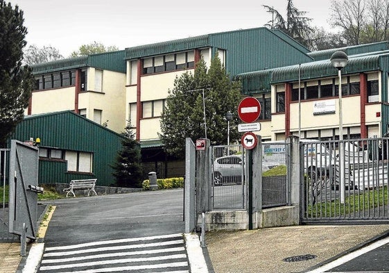 Acceso al colegio público Latiorro de Llodio.