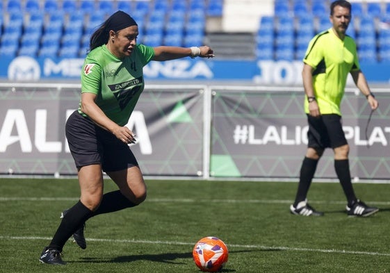 La actriz Karla Sofía Gascón participa en el partido solidario que reúne a leyendas de LALIGA y artistas del cine y las series iberoamericanas con motivo de la celebración de los XII Premios PLATINO, este viernes, en el estadio Butarque en Leganés.