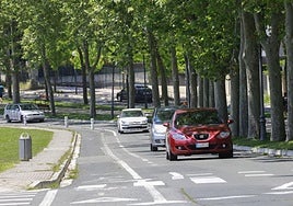 Tráfico en la Avenida San Prudencio, en Armentia.
