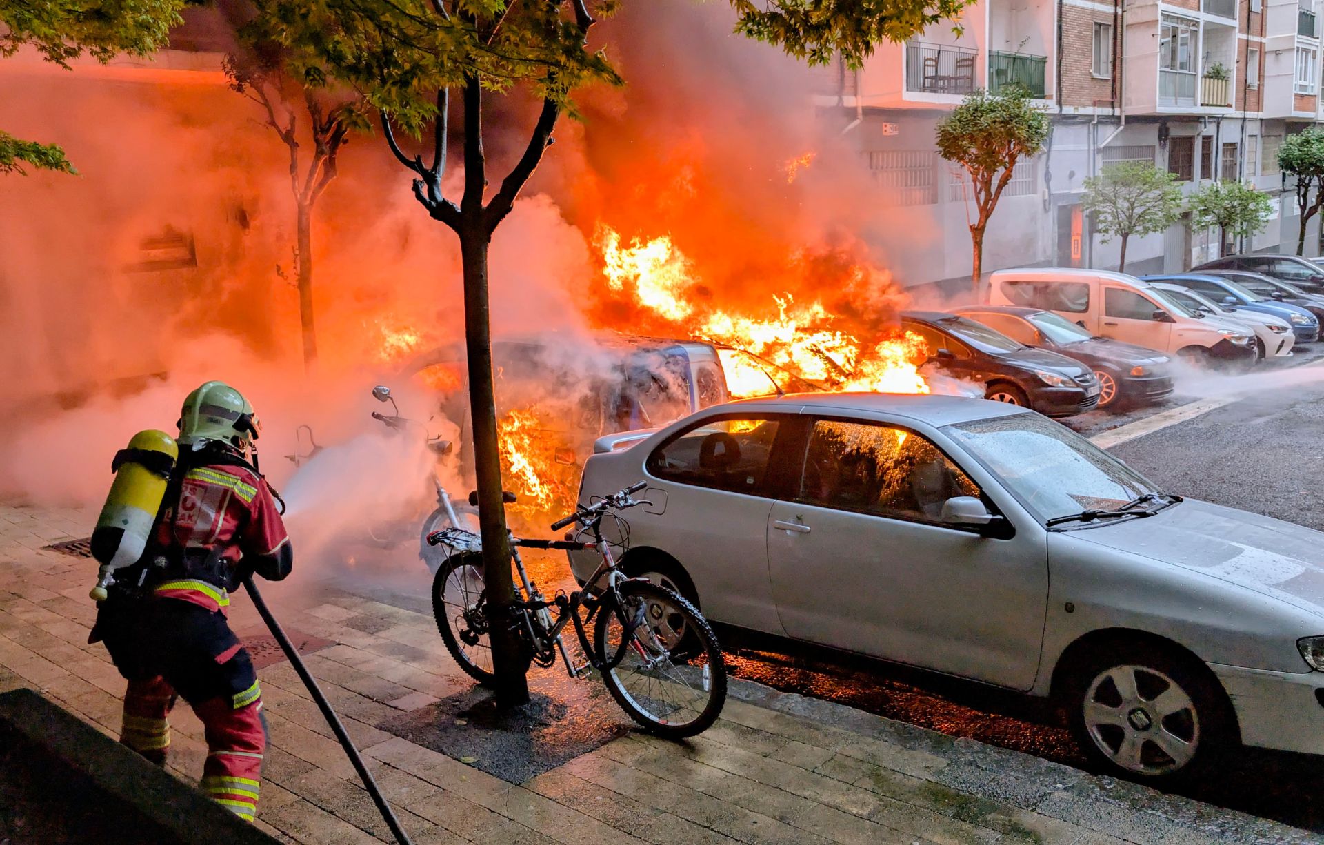 Las impactantes imágenes del incendio de seis coches en Bilbao