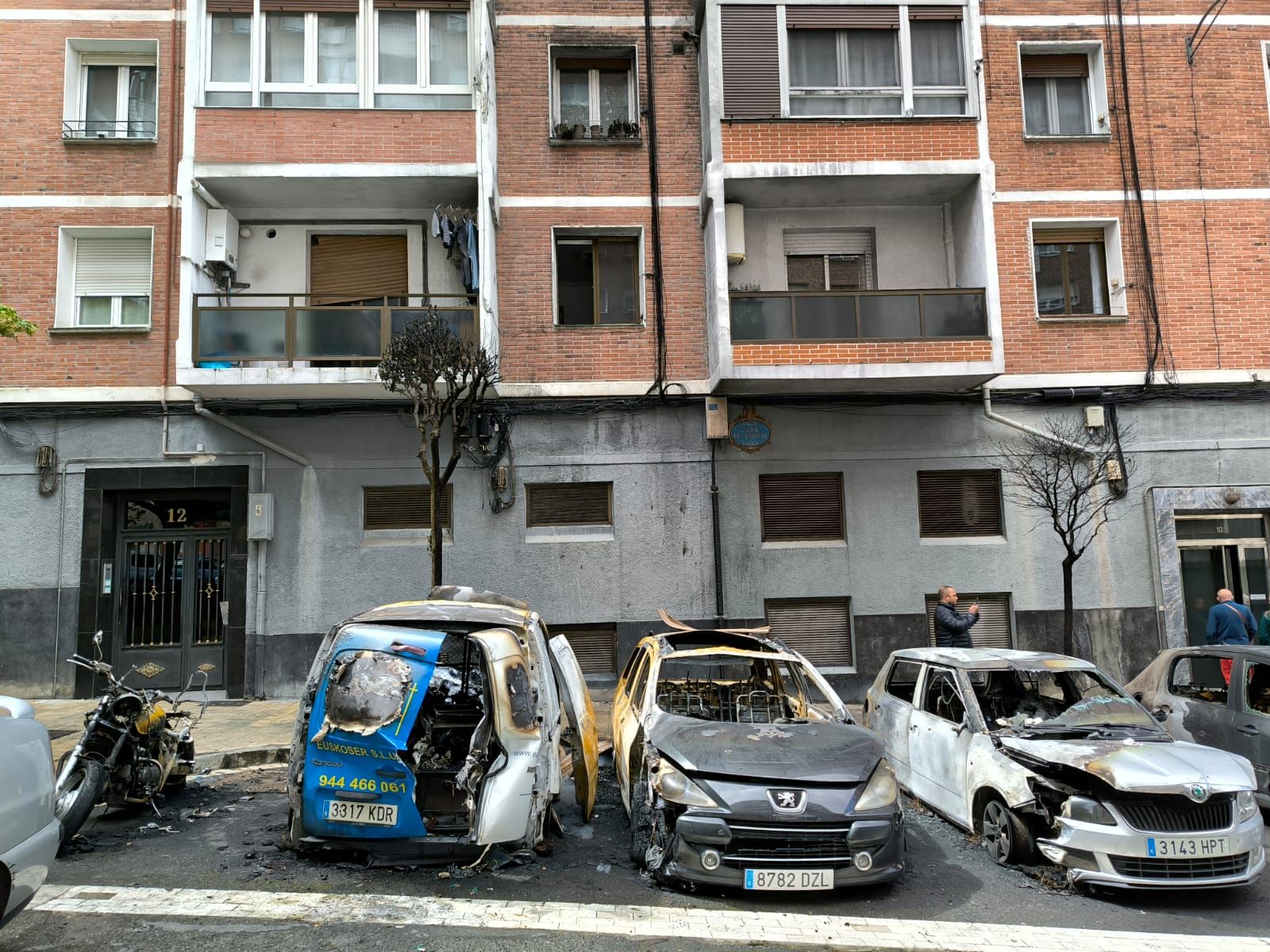 Las impactantes imágenes del incendio de seis coches en Bilbao