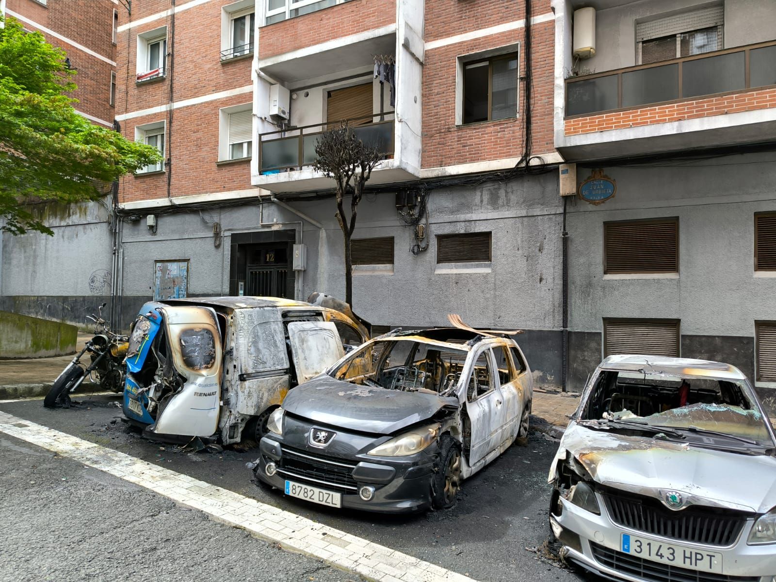 Las impactantes imágenes del incendio de seis coches en Bilbao