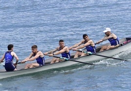 La tripulación de Bermeo en la txanpa inicial del Campeonato de España de bateles.