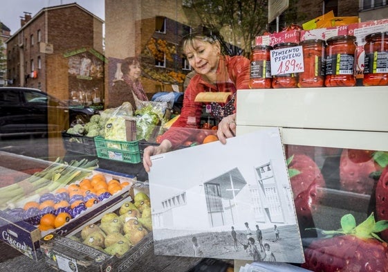 La frutería Mari Mar expone en su escaparate un cartón pluma de la iglesia de San Ignacio, inaugurada en 1961 con misas en latín.