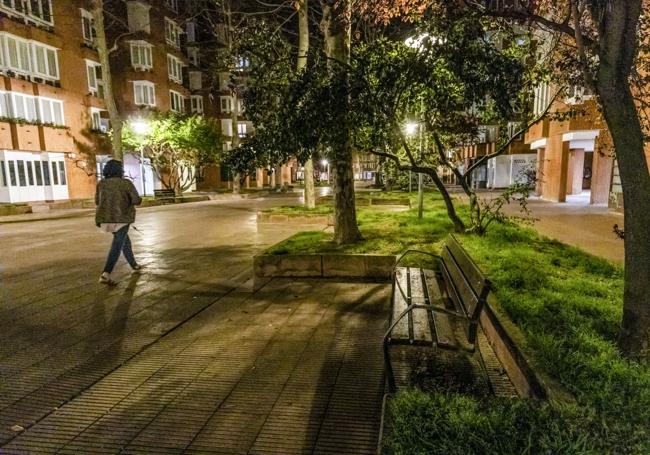 Pintor Vera Fajardo es una de las calles afectadas en San Martín. Los residentes de este distrito también miran hacia Abendaño, donde el problema es «clarísimo», o la plaza Gerardo Armesto. En estos puntos, trasladan, «se pierde entre el 50 y 60% de la luz», lo que les genera «sensación de inseguridad» por ser «un barrio de mediana edad».