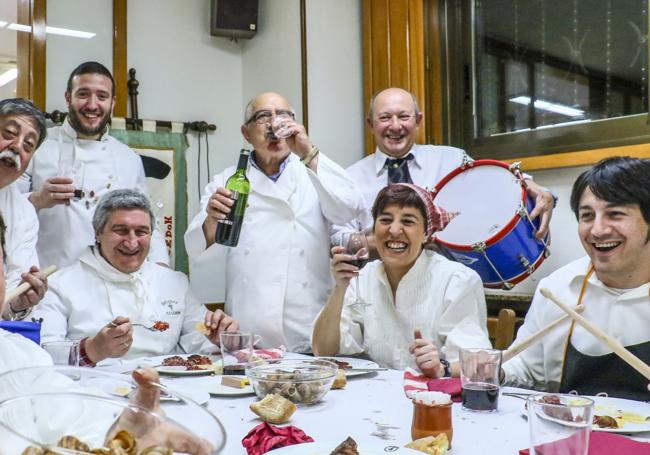 Los de Celedón han preparado una sorpersa para la cena.