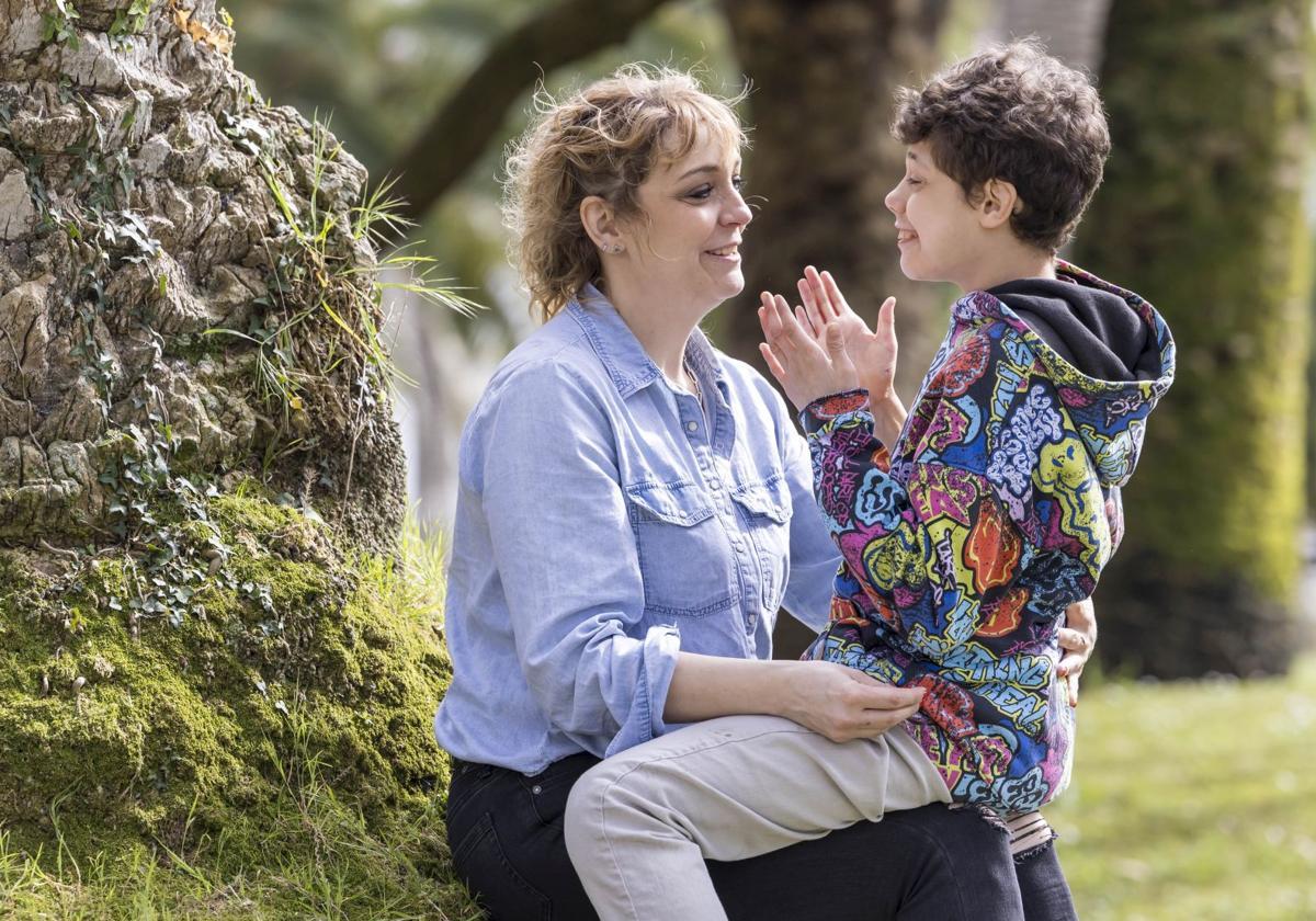 Blanca de Eusebio junto a su hijo Aquiles en un parque de Santander.