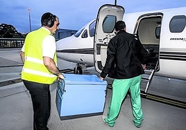 Momento en que entra un órgano en el avión preparado para llevarlo al hospital donde espera el receptor.